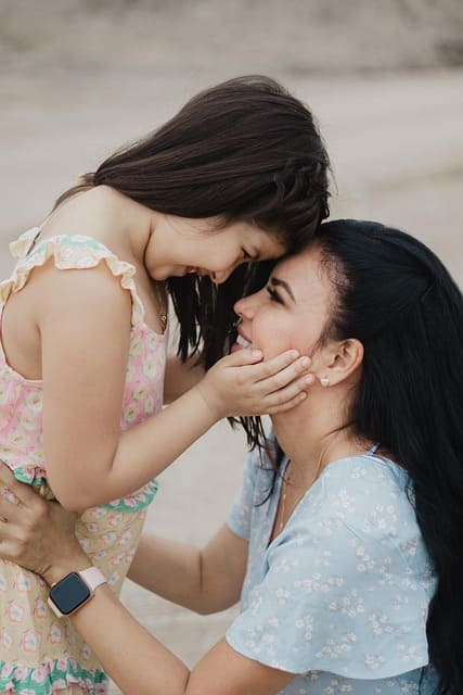Terapia de familia psicologo para terapia familiar padre que necesita ayuda padre dando cariño a su hijo quiero arreglar las cosas en mi familia que hago