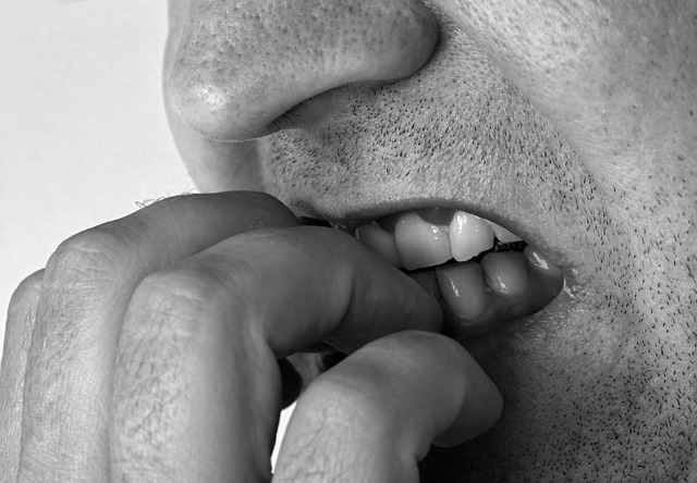 psicólogo online ansiedad psclog ansieda psico ans psicologa ansiedad psicologos ansiedad onlie en linea videollamada hombre con ansiedad morder uñas